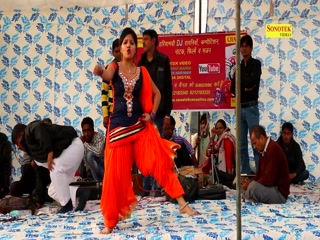 Racna Ka Desi Nach Video Song ethumb-006.jpg